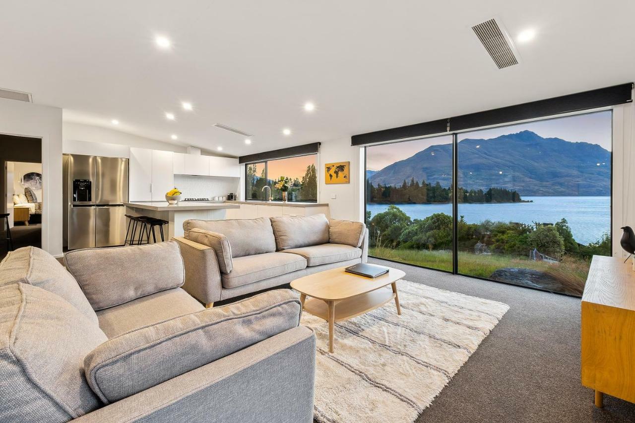 Lakeside Luxury On Suburb Street Κουίνσταουν Εξωτερικό φωτογραφία