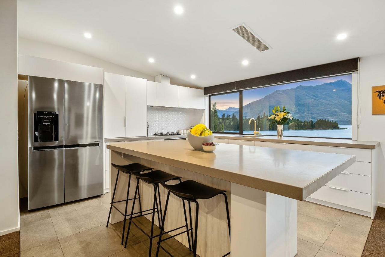 Lakeside Luxury On Suburb Street Κουίνσταουν Εξωτερικό φωτογραφία